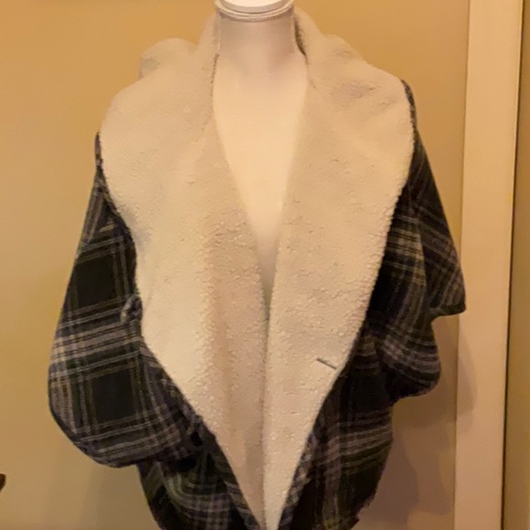 Sundance Cropped Hooded Poncho. - Picture 6 of 10